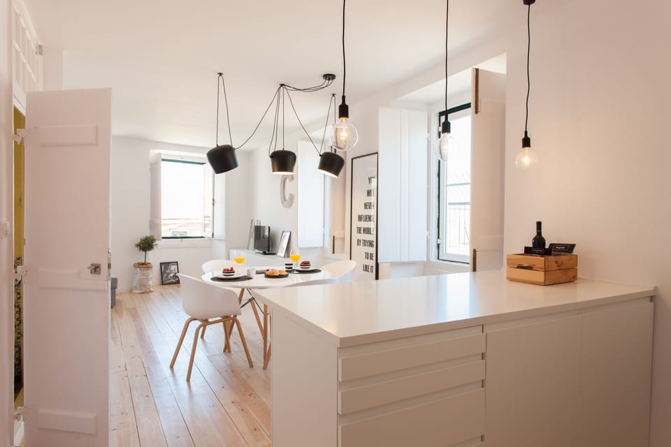 Sala, zona de jantar e cozinha