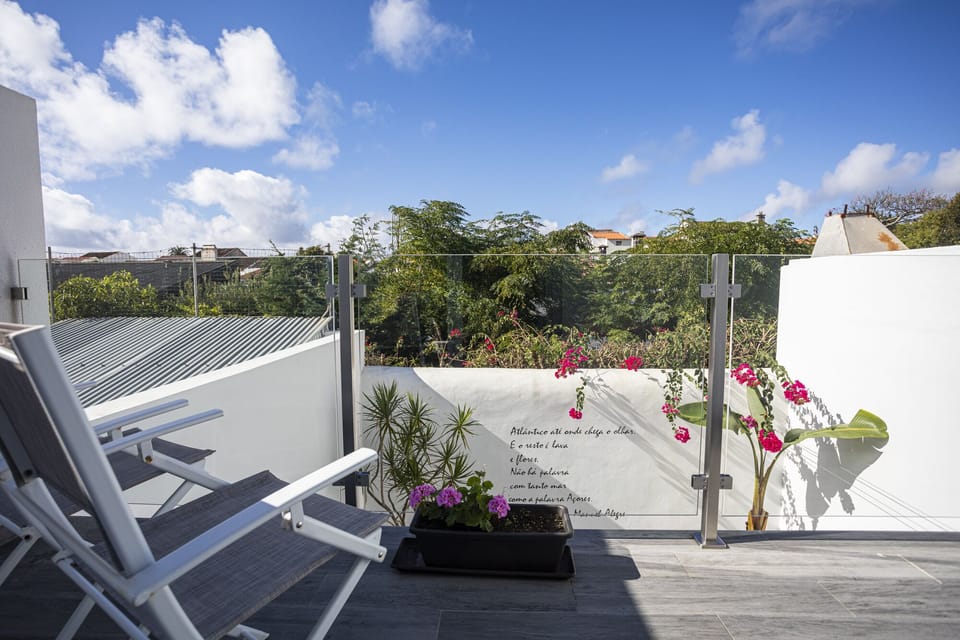 Room balcony (queen bed)