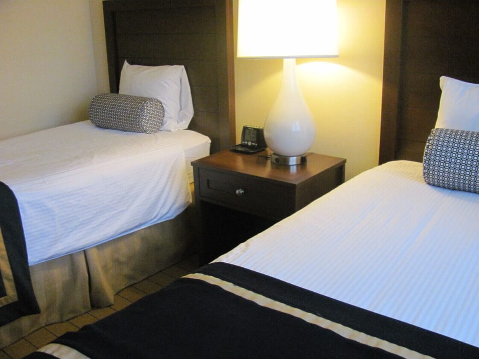 2nd bedroom 2 twin beds