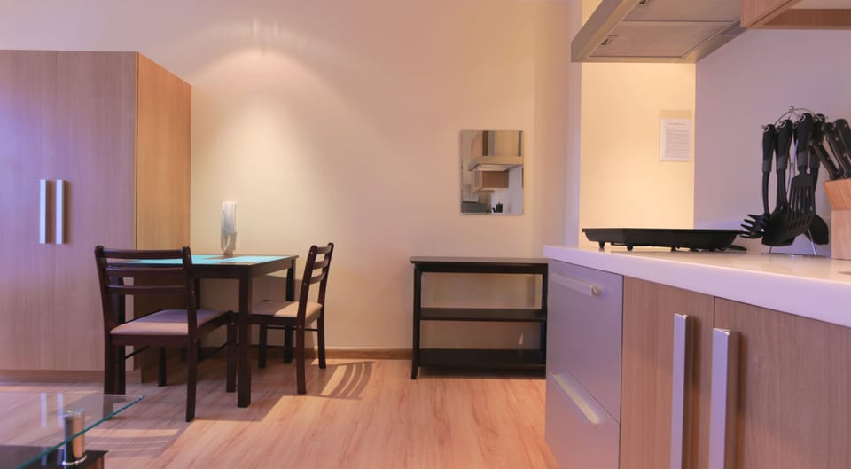 Tidy Studio w/ WIFI @Knightsbridge 4309