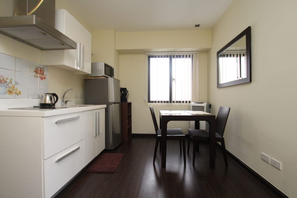 Cozy 1-Bedroom unit @Knightsbridge 0711