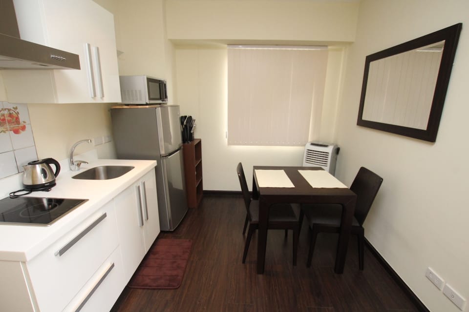 Cozy 1-Bedroom unit @Knightsbridge 0711