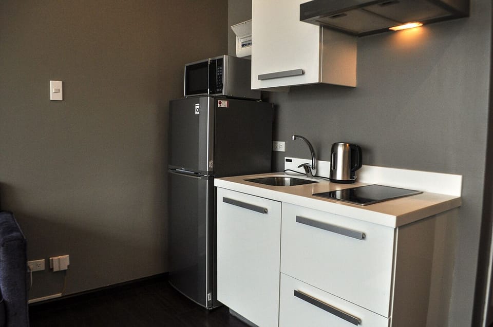 "Modern" Studio Unit @Knightsbridge 3216