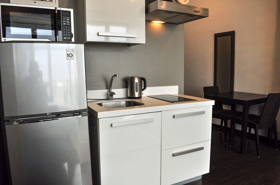 "Modern" Studio Unit @Knightsbridge 3216