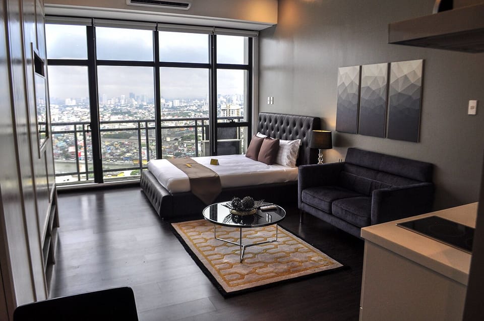 "Modern" Studio Unit @Knightsbridge 3216
