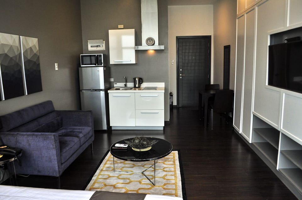 "Modern" Studio Unit @Knightsbridge 3216