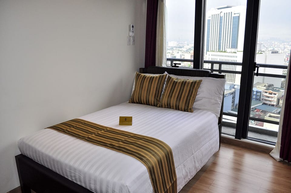 Roomy Studio Unit @ Knightsbridge 1718
