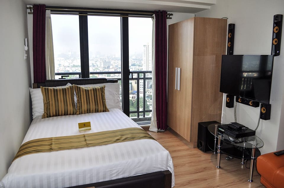Roomy Studio Unit @ Knightsbridge 1718