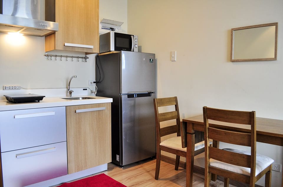 Roomy Studio Unit @ Knightsbridge 1718