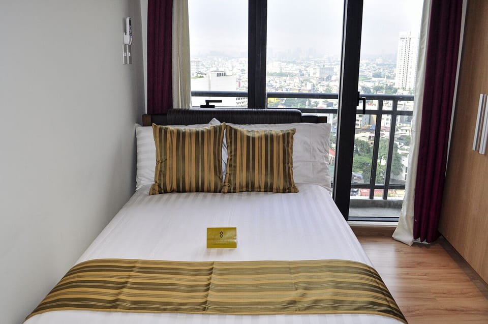 Roomy Studio Unit @ Knightsbridge 1718