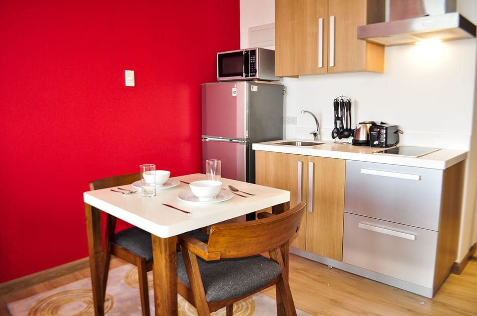 "Modern" Studio Unit @Knightsbridge 5310