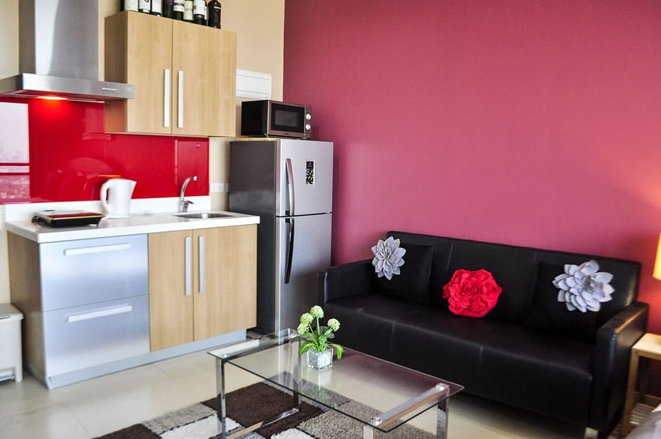 "Modern" Studio Unit @Knightsbridge 5623