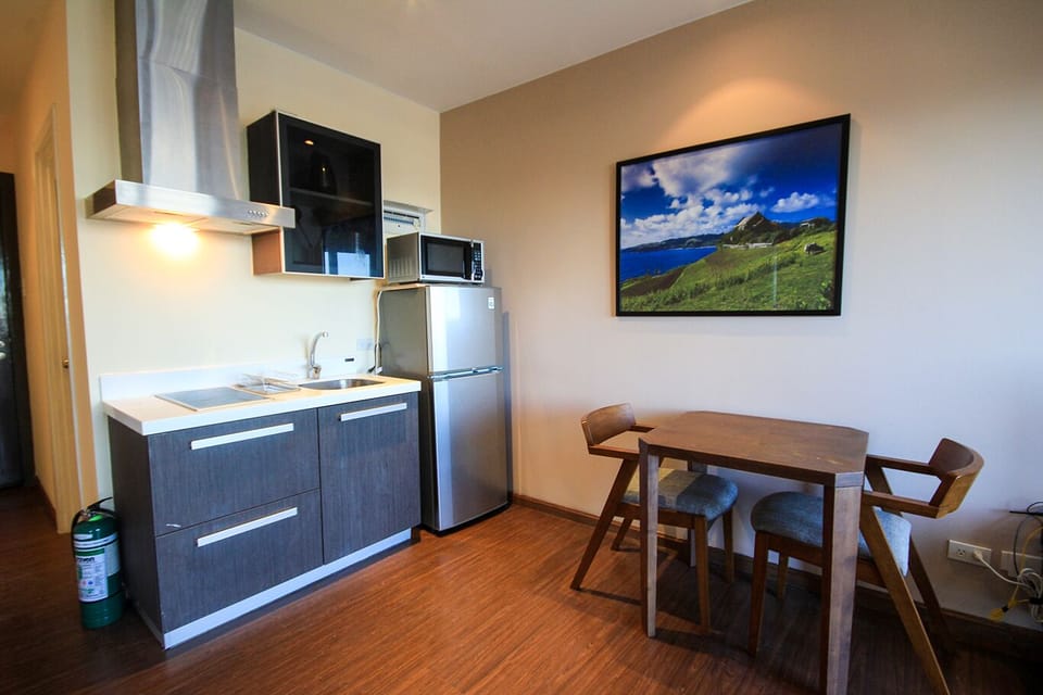 1-Bedroom Apt Unit @ Knightsbridge 4018