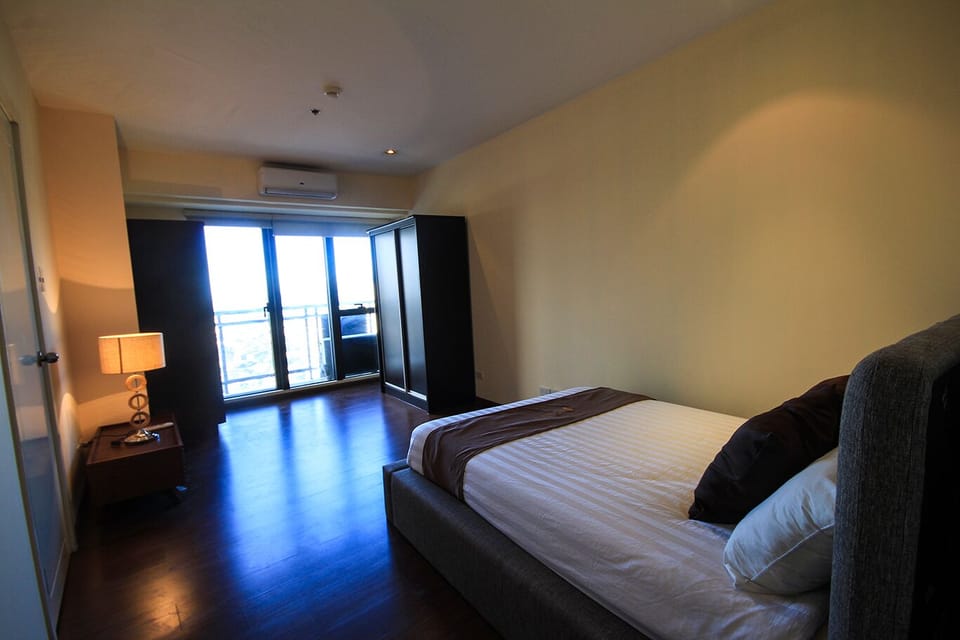 1-Bedroom Apt Unit @ Knightsbridge 4018