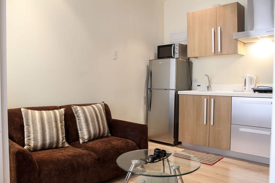 "Modern" 1-BR Unit @ Knightsbridge 4608