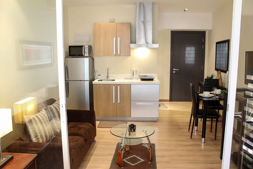 "Modern" 1-BR Unit @ Knightsbridge 4608