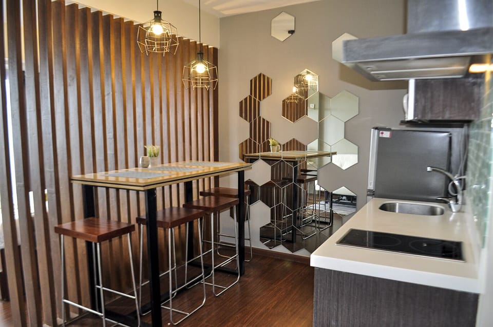 "Modern" Studio Unit @Knightsbridge 3712