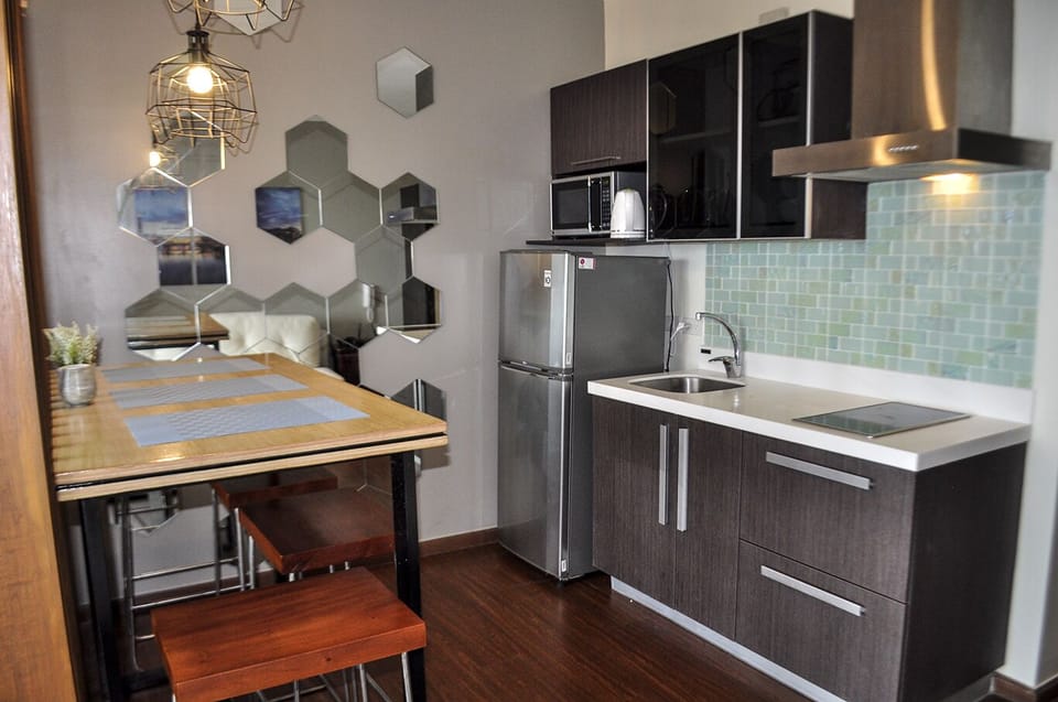 "Modern" Studio Unit @Knightsbridge 3712