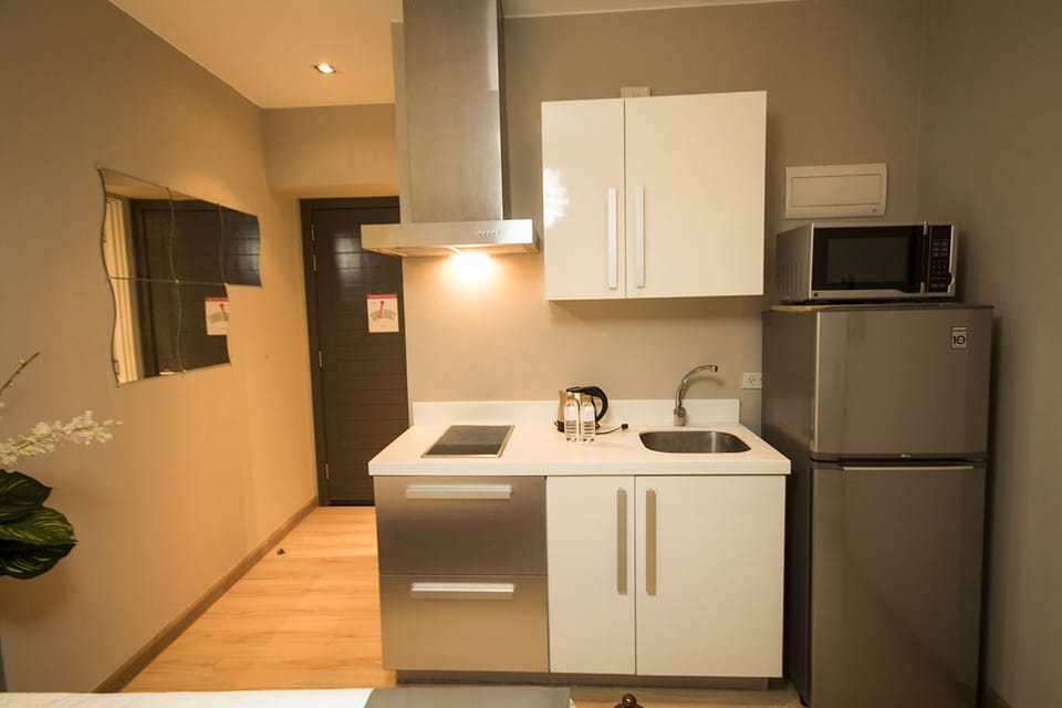 "Modern"Studio Unit @ Knightsbridge 707