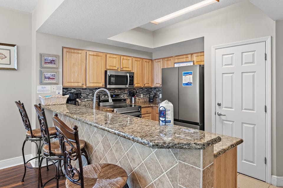 Eat-in kitchen bar seating