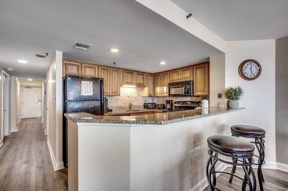 Kitchen eat-in bar