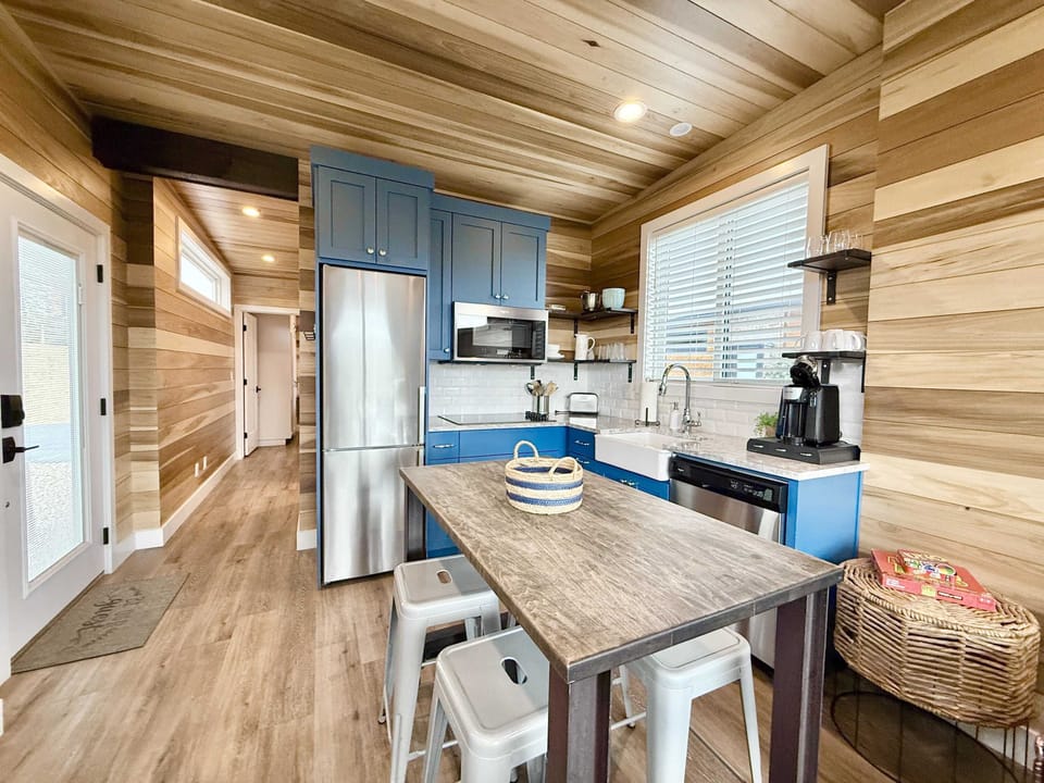 Love cooking? The kitchen has just what you need to make your favorite meals, including a large fridge, stovetop, convection microwave oven, coffee station, farmhouse sink and a dining table for 4.
