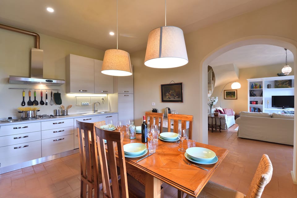La Ginestra's kitchen with dining table and view onto the living room