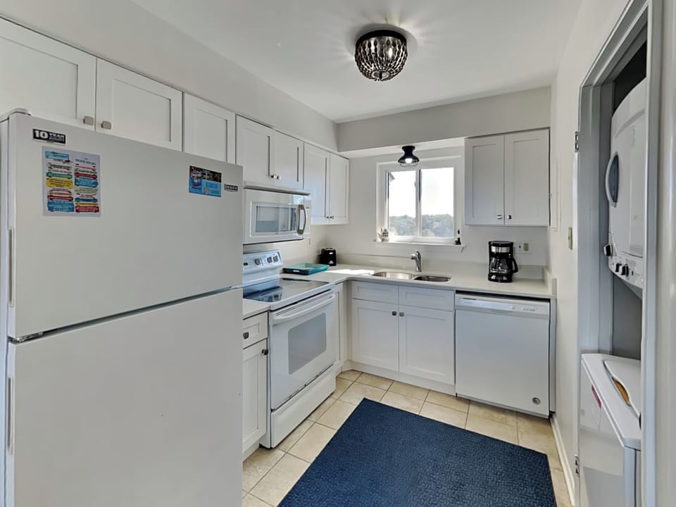 Full Kitchen w/ Laundry