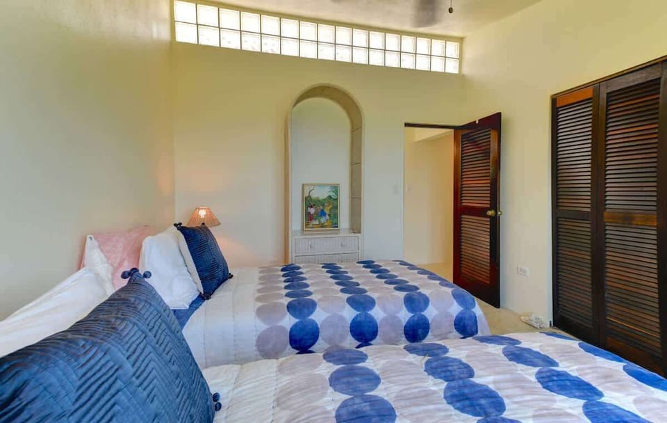Bedroom with 2 twins