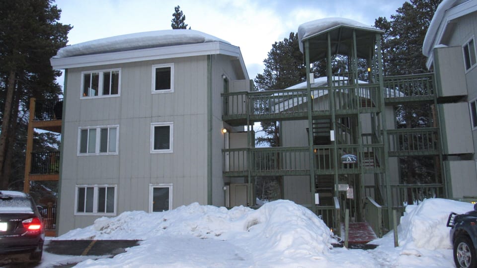 Convenient parking and easy access! Top floor means no foot noise from above!