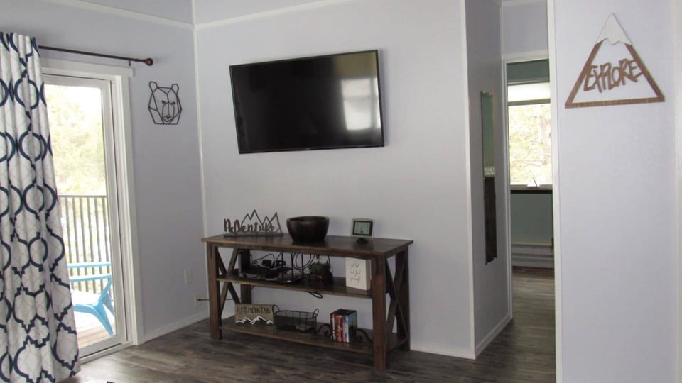 50" 4K smart TV with Vizio SmartCast, Netflix, Hulu, Basic cable, DVD & WiFi.