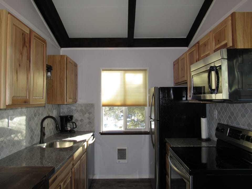 Full size appliances! Dishwasher, microwave, fridge, stove & oven, coffee maker!