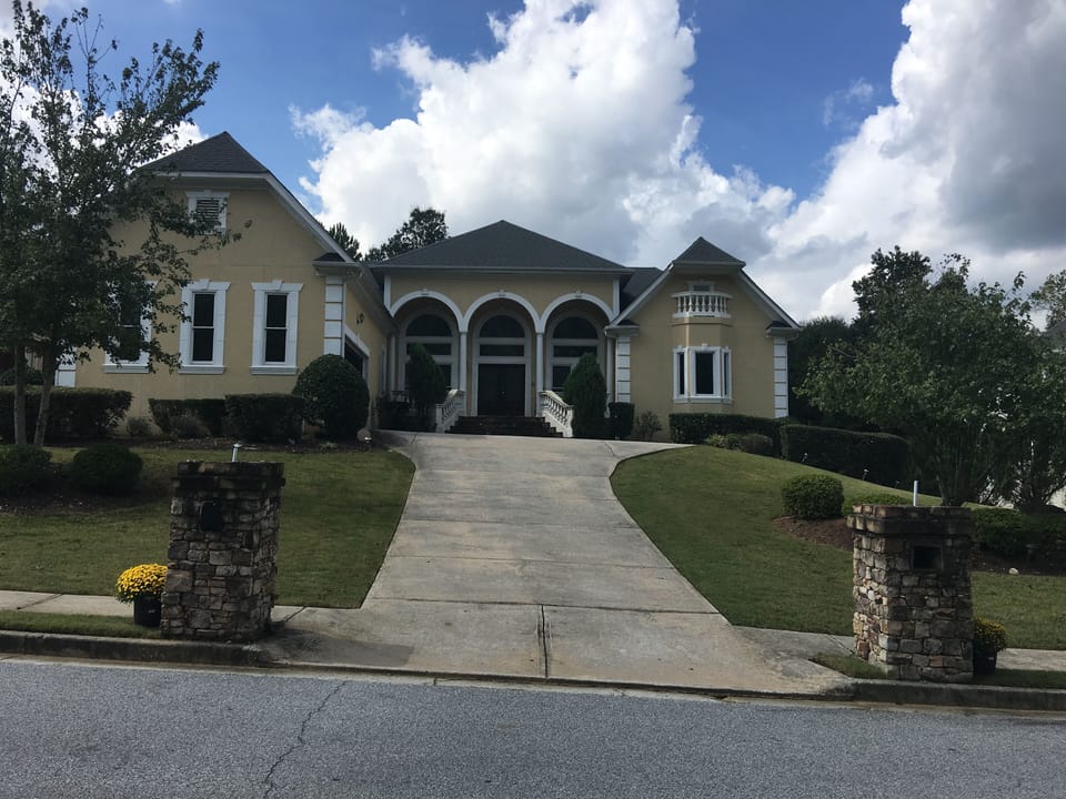 Spacious Driveway – Elegant Welcome & Ample Parking