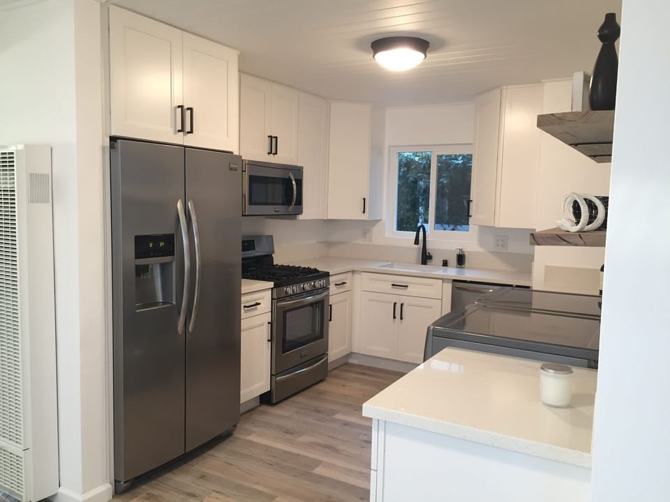 Beautiful kitchen. Gas stove. Washer/Dryer. Microwave. Kuerig coffee maker