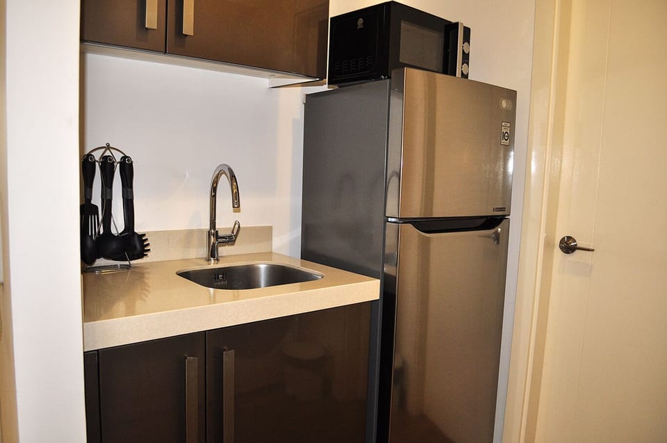 Very Cozy 1-BR Deluxe Unit @ Milano 2002