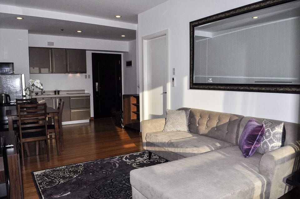 1BR Deluxe 39th Flr w WiFi @ Milano 3903