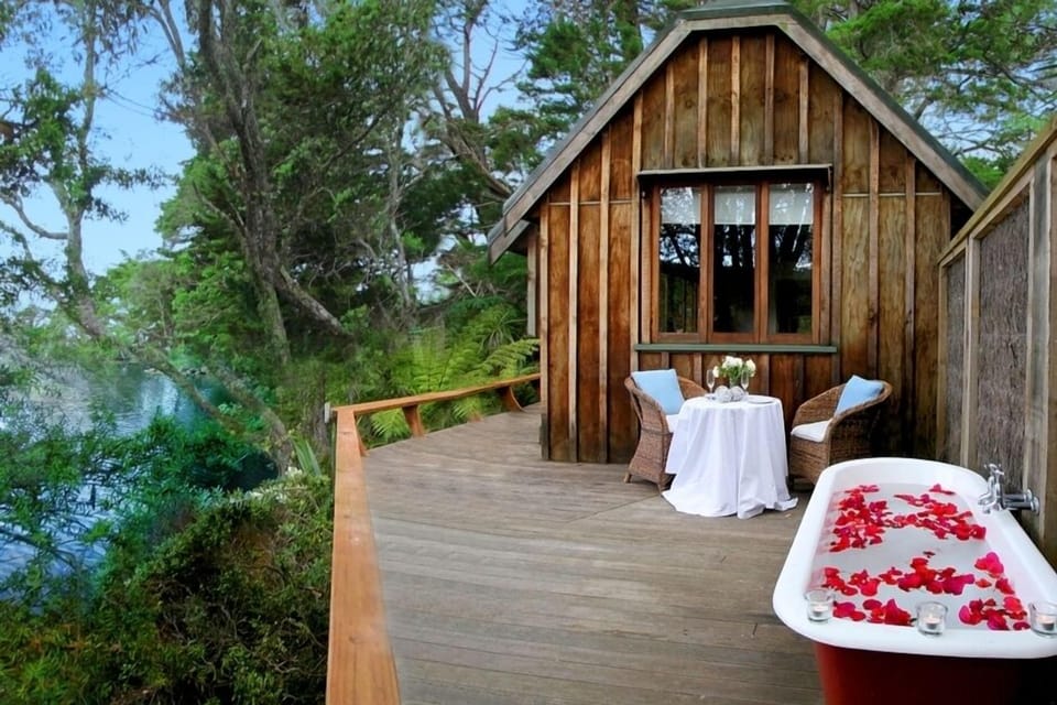 Secluded Magic Cottage, perched on the river bank
