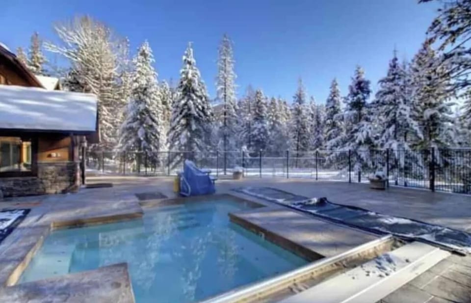 The outdoors hot tub in the winter