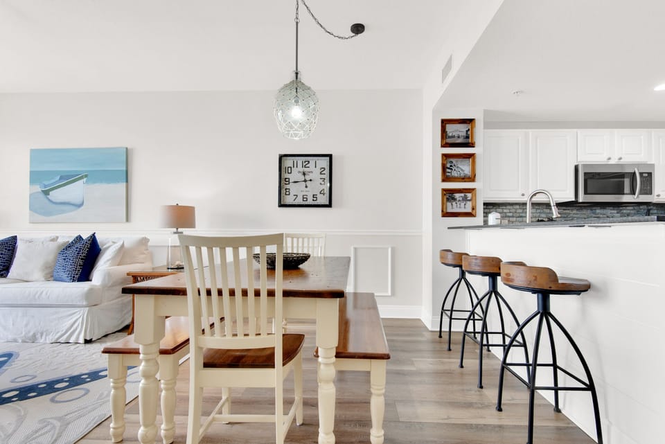 Dining plus eat-in bar seating