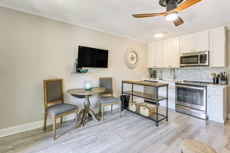 Kitchen | Cooking Basics | Stove/Oven | Dining Area