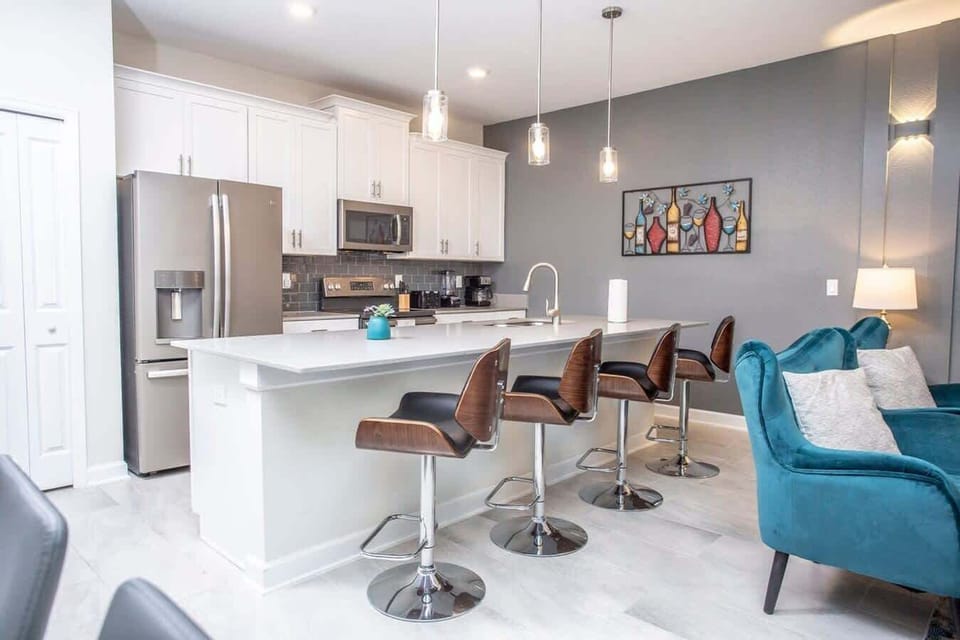 Fully Equipped Kitchen w an island 
