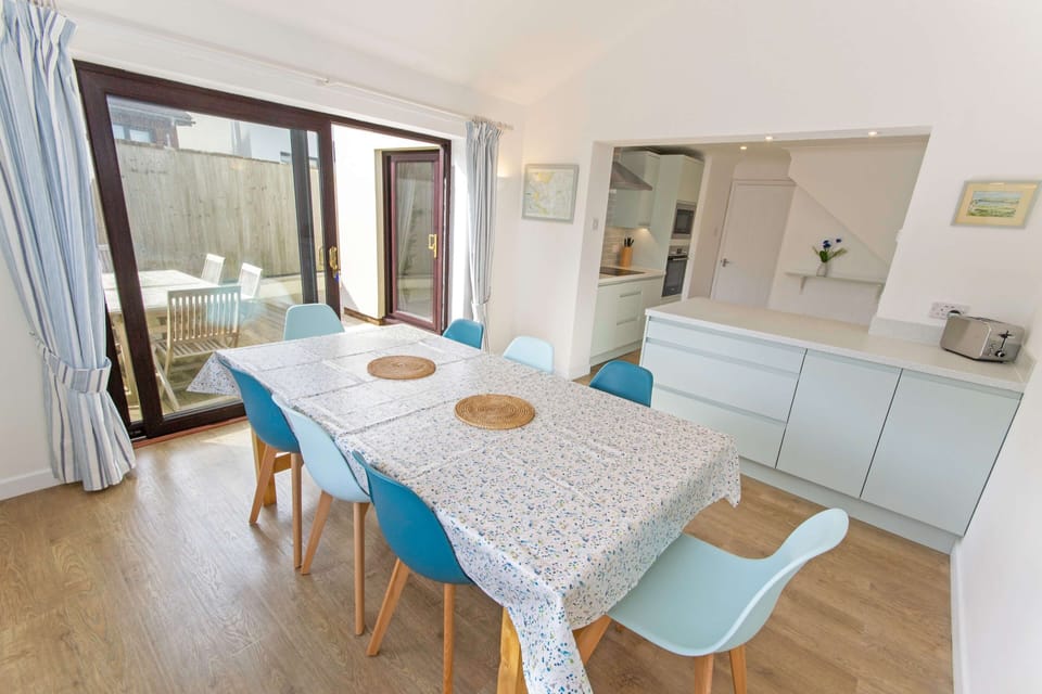 Spacious dining area in Croyde