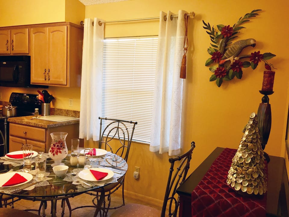 Kitchen eating area.