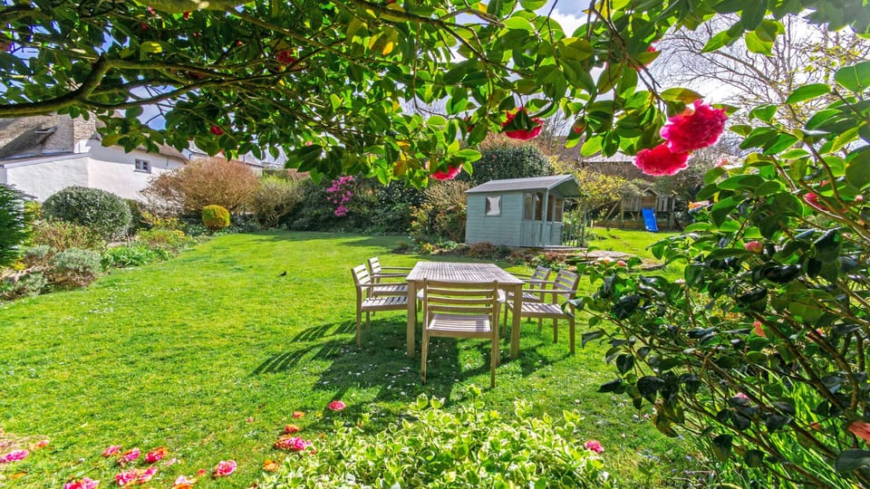 Summerhouse and lawned garden