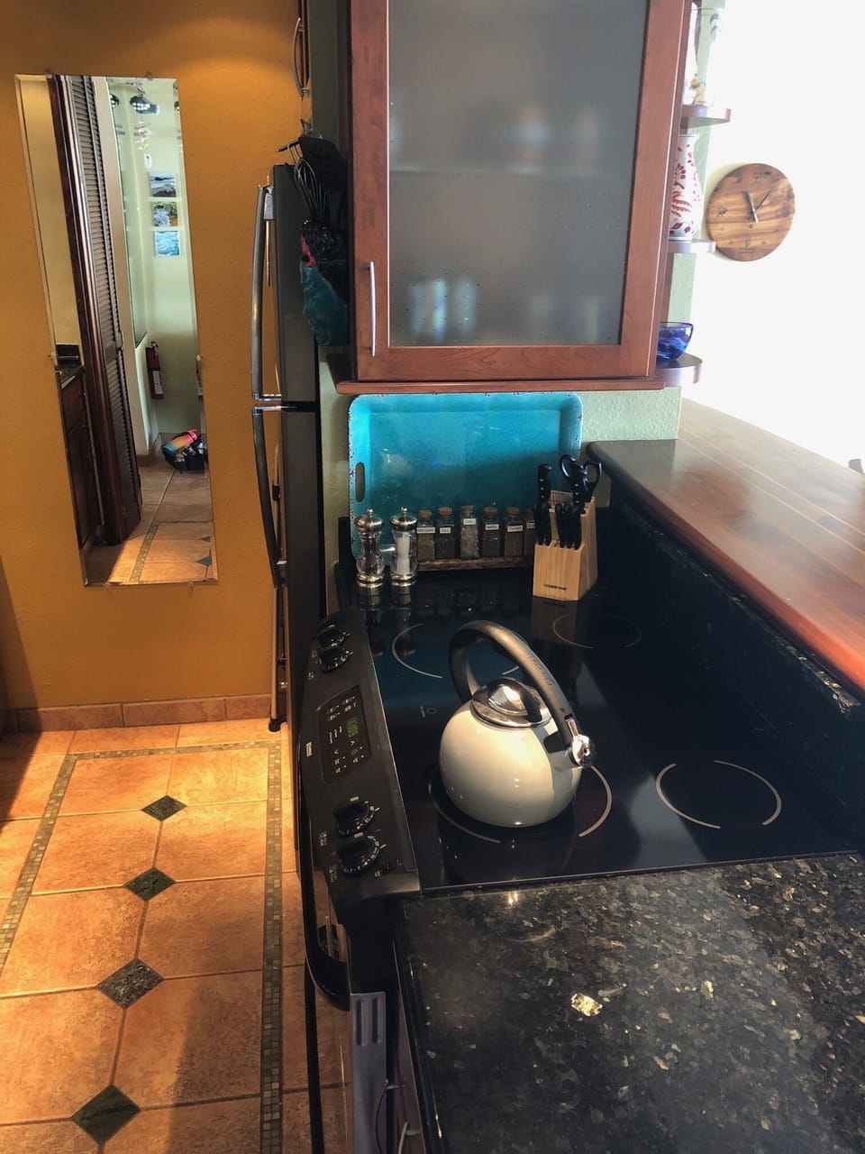 Glass Stovetop, Marble countertop, Tile Floor