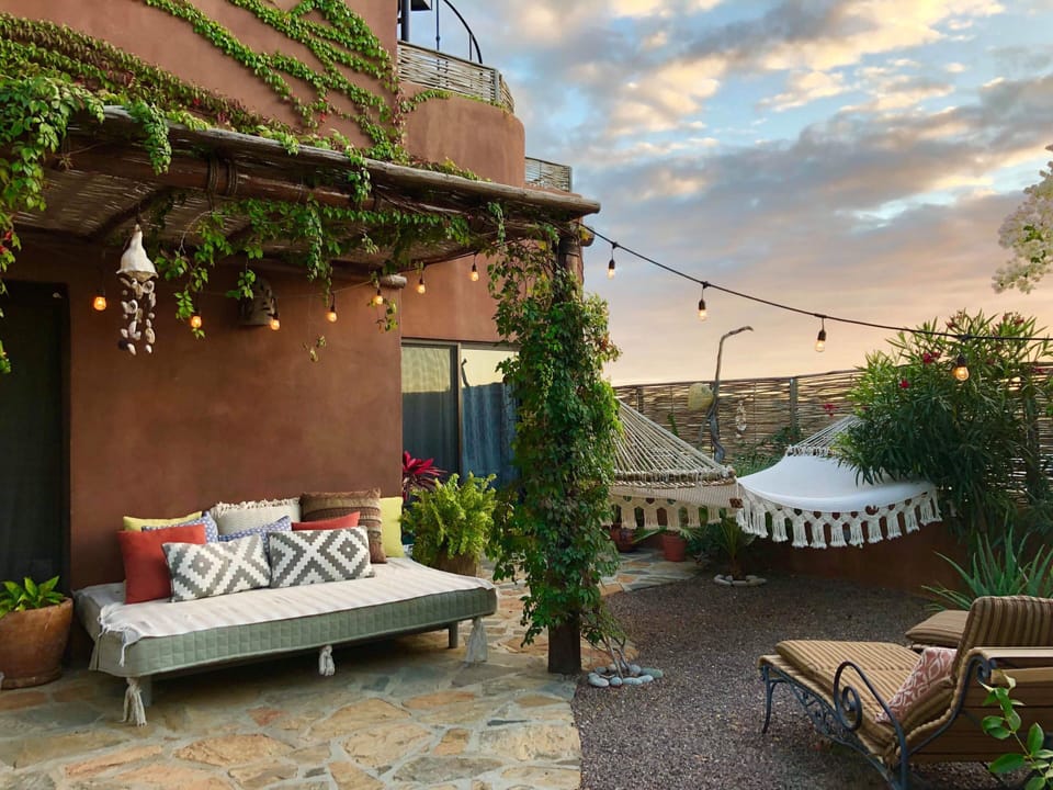 View of the downstairs courtyard and daybed. Pretty cozy place to hang out !