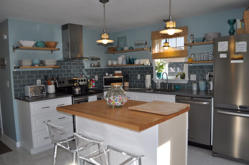 plenty of room to prepare family meal