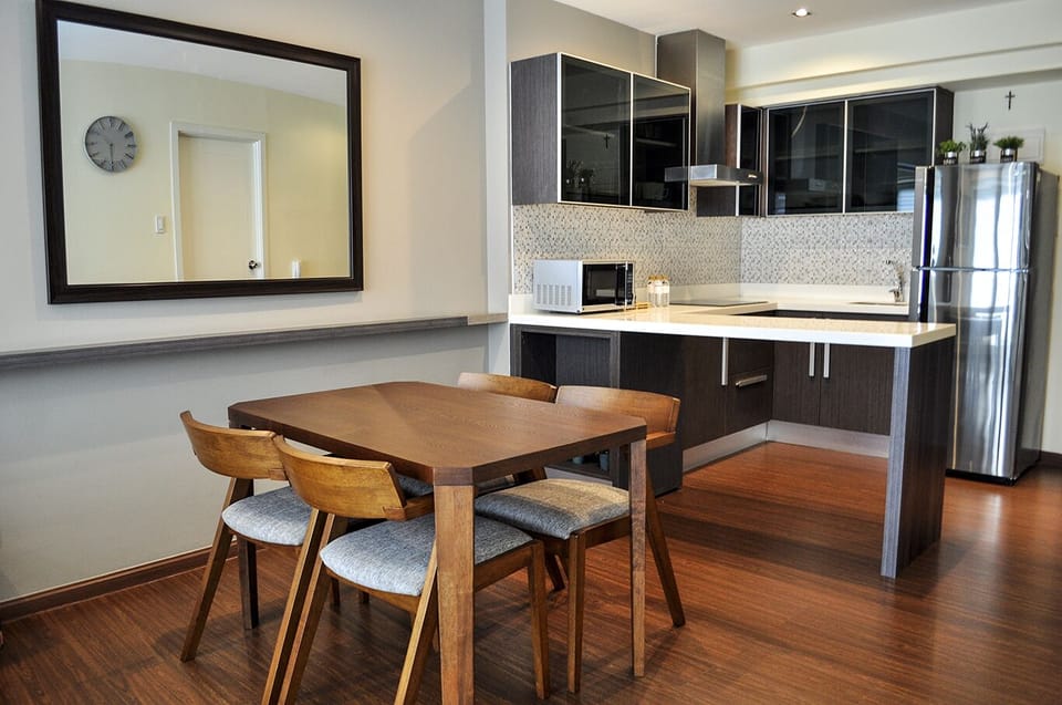 LUX Roomy 2-Bedroom @ Knightsbridge 2401