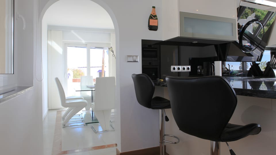 Kitchen access to dinning area.