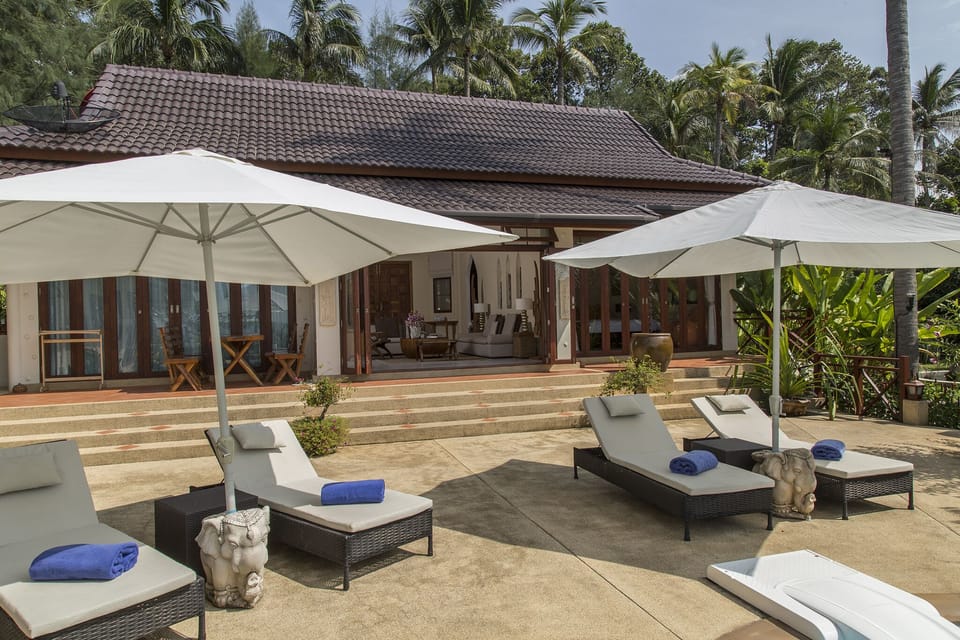 1BRM Beachfront Villa with pool & garden
